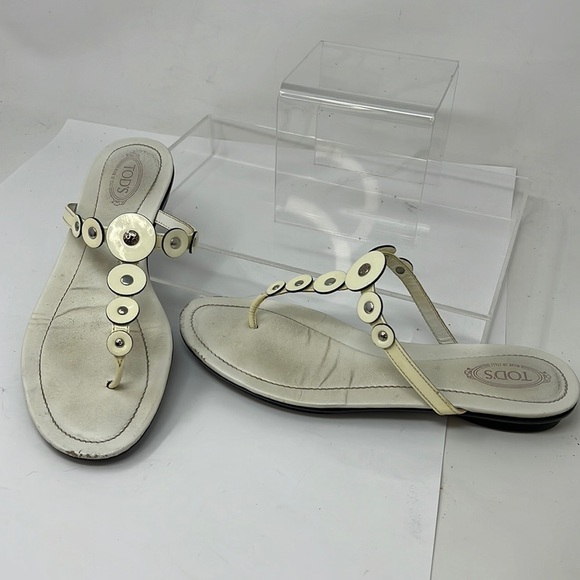 Tod’s Sz 38 Cream Leather and Patent Leather T Strap Slip On Sandals - Picture 1 of 9